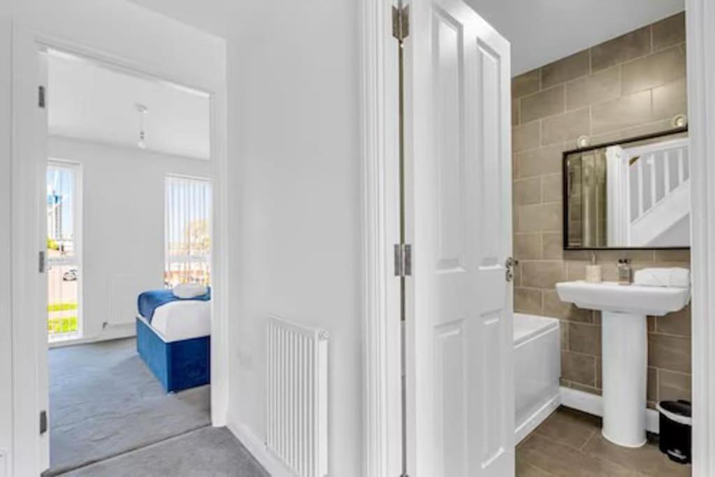 Birmingham Family Home: Spacious 3BR with Garden and Pet-Friendly Exterior photo